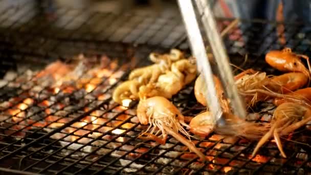 Krewetki grill w Night Food Market, Tajlandia Street Food — Wideo stockowe