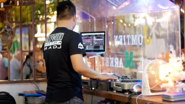 タイ ・ ジョムティエン、パタヤのストリート屋台市場での作業で dj. — ストック動画