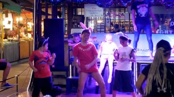 Disco au Jomtien Night Street Food Market. L'Asie. Thaïlande, Pattaya . — Video