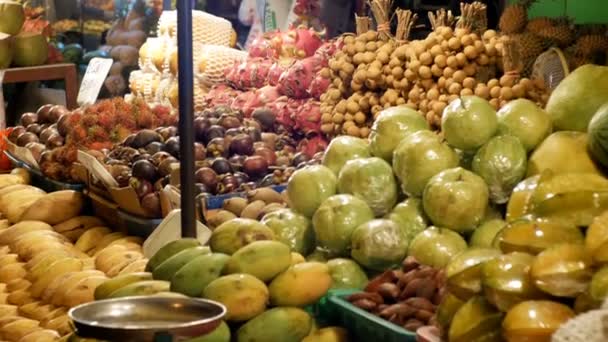 Asiatischer Nachtmarkt mit exotischem Obst und Gemüse. Thailand. jomtien, pattaya. — Stockvideo