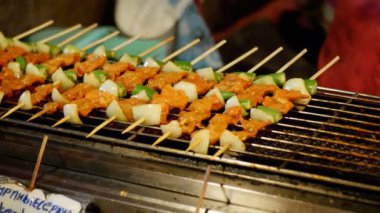 Asya barbekü ızgara veya Barbekü yemek tahta bir sopa üzerinde. Ulusal sokak gıda. Tayland