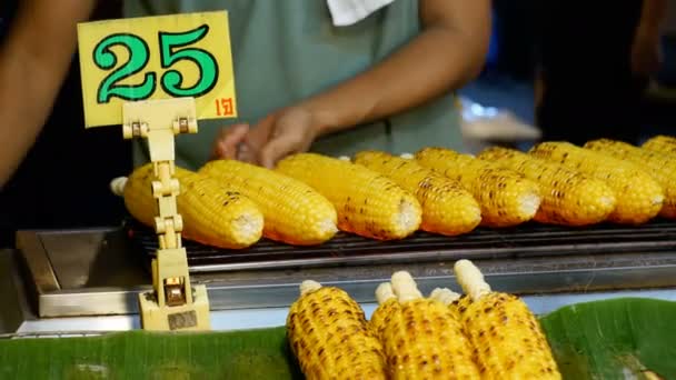 Roasted corn on the showcase of the Asian tray. Thailand. — Stock Video