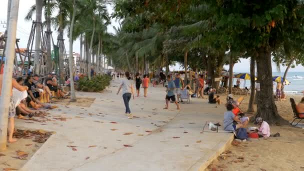 Människor vilar på the beach av Jomtien. Pattaya, Thailand — Stockvideo