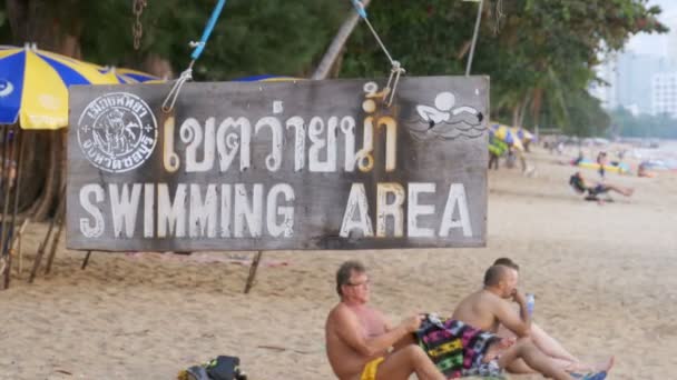 Plaat met de inscriptie zwemgedeelte op het strand van Jomtien. Pattaya, Thailand — Stockvideo