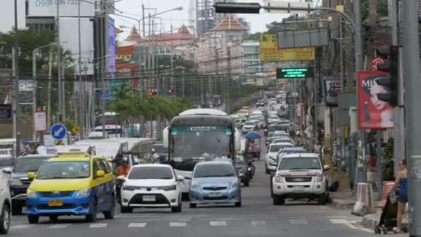 Motorbikes and cars drive along Asian roads. Traffic-laden Thai streets. Thailand, Pattaya — Stock Video