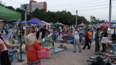 Bit pazarı Asya'da. İnsanlar ikinci el ürünler market çevresinde yürüyüş. Tayland. Pattaya