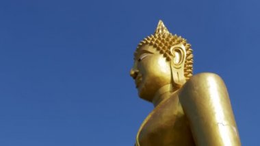 Tayland tapınak mavi gökyüzü karşı büyük bir altın Buda heykeli. Pattaya