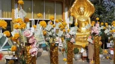 Tapınağı büyük altın Buda, Pattaya Tayland para ağaçlarda. Tayland.