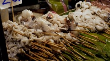 Ulusal Asya egzotik deniz ürünleri sokak gece pazarı Jomtien vitrin bir sopa. Pattaya, Tayland