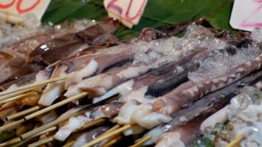 Ulusal Asya egzotik deniz ürünleri sokak gece pazarı Jomtien vitrin bir sopa. Pattaya, Tayland