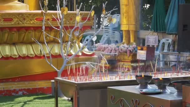 Menschen zünden Räucherstäbchen mit Rauch im buddhistischen Tempel an. Thailand. Pattaya — Stockvideo