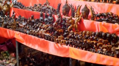 Jomtien gece pazarında Tay Hatıra Eşyası ile counter. Tayland. Pattaya.