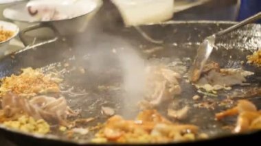 Asya sokak gıda. Deniz ürünleri, yumurta büyük kızartma Pan'ın pişirme ile pirinç noodle Tayland.