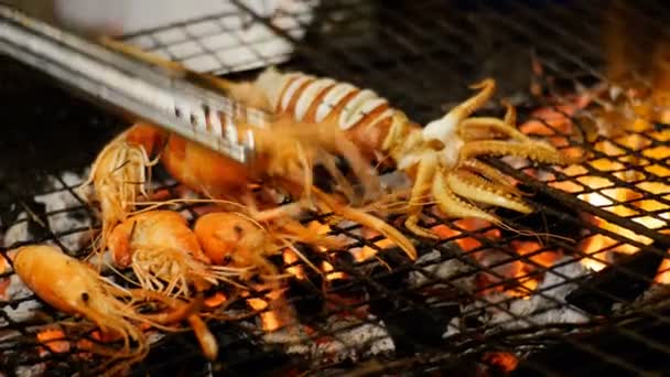鱿鱼煮在烧烤炉篦在夜间食品市场, 泰国街头食品。泰国 — 图库视频影像
