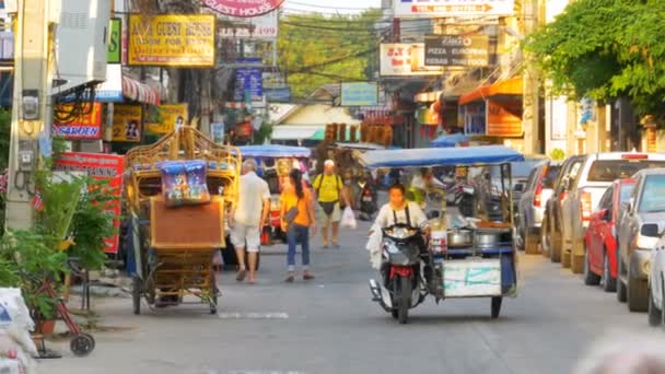 Shop on wheels fährt auf einem motorrad entlang der straße von thailand, pattaya. — Stockvideo