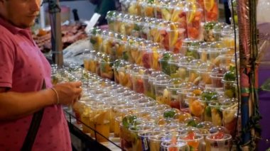 Gece pazarı Jomtien Beach, plastik bardak meyve ile vitrin. Pattaya, Tayland
