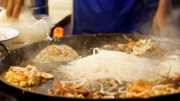 Národní jídlo asijské ulice. Rýžové nudle s vejcem vařené na velké pánvi. Pattaya, Thajsko — Stock video