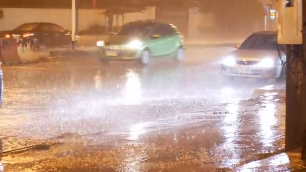 Tropiska regn på natten på vägen i Asien. Bilar stå och rida i kraftigt regn. Thailand — Stockvideo