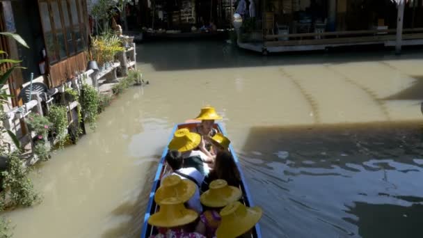 Pattaya floating market. kleines touristisches Holzboot, das sich auf dem Wasser bewegt. Thailand — Stockvideo