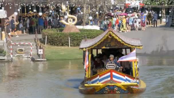 パタヤ水上マーケット。大きな観光の木製ボートを水に沿って移動します。タイ — ストック動画