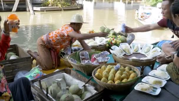 Venditore asiatico su piccola barca con frutta e verdura vende la merce. Pattaya mercato galleggiante — Video Stock