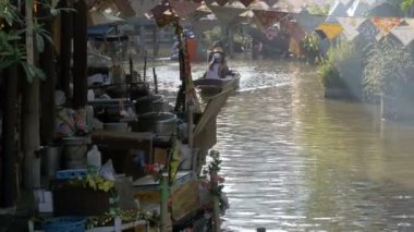 Pattaya Suüstü Pazarı. Küçük turistik ahşap tekne su hareketli. Tayland
