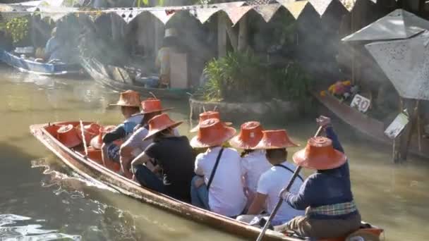 Plovoucí trh Pattaya. Malé turistické dřevěný člun pohybující se podél vody. Thajsko — Stock video