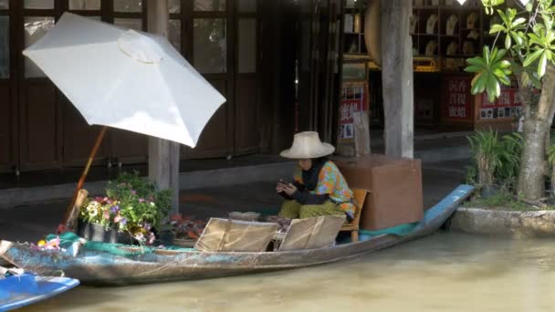 Pattaya Mercado Flutuante. Uma mulher vendedora em um pequeno barco está preparando comida. Tailândia — Vídeo de Stock
