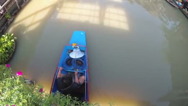 Marché flottant de Pattaya. Petit bateau en bois touristique se déplaçant le long de l'eau. Thaïlande — Video