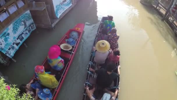Pattaya Floating Market. Μικρά τουριστικά ξύλινη βάρκα κινείται κατά μήκος του νερού. Ταϊλάνδη — Αρχείο Βίντεο