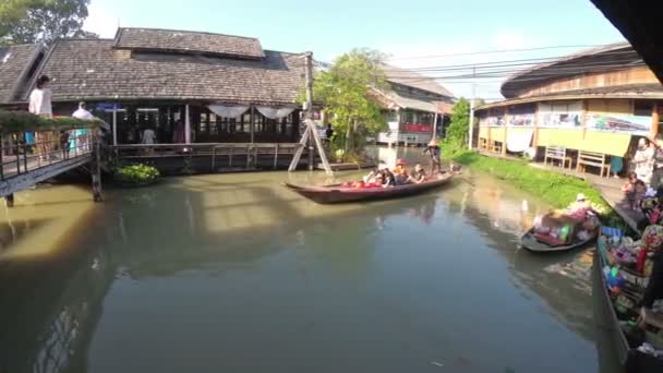 Pattaya Pływający Targ. Małe drewniane statki wycieczkowe poruszające się po wodzie. Tajlandia — Wideo stockowe