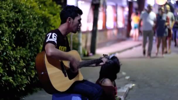 Asian Man suona la chitarra su Famous Walking Street a Pattaya di notte. Tailandia — Video Stock