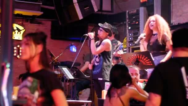 Bar ile canlı rock Pattaya Street yürüyüş üzerinde kırmızı ışık bölge müziktir. Tayland. — Stok video