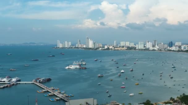 Vista panorámica de la playa de la ciudad de Pattaya desde el mirador Pratumnak. Timelapse. Tailandia, Pattaya, Asia — Vídeo de stock