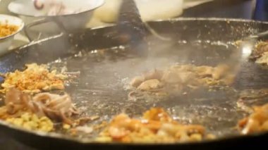 Asya sokak gıda. Deniz ürünleri, yumurta büyük kızartma Pan'ın pişirme ile pirinç noodle Tayland.