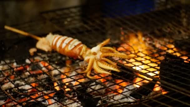 Tintenfisch auf dem Grill gekocht Rost in Night Food Market, Thailand Street Food. Thailand — Stockvideo