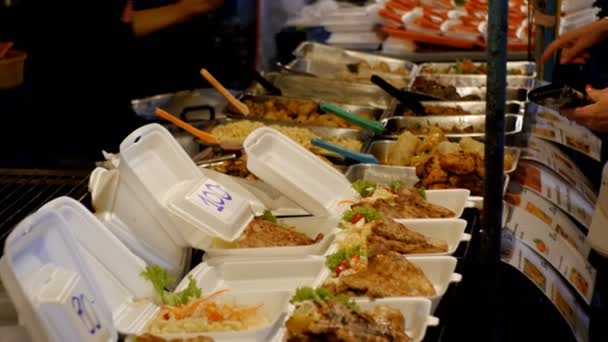 Comida de rua tailandesa. vendedor mulher asiática coloca no prato refeições prontas. Tailândia. Pattaya. — Vídeo de Stock