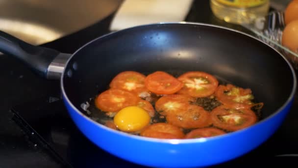 Jajka smażone, przygotowany na patelni — Wideo stockowe