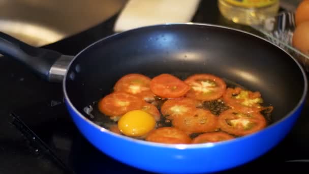 Τηγανιτά Αυγά προετοιμάζονται σε ένα τηγάνι — Αρχείο Βίντεο