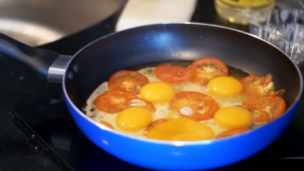 Gebakken eieren bereid op een koekenpan — Stockvideo
