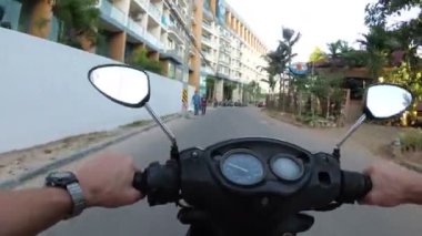 Asya trafik yol boyunca motosiklet sürme üzerinde Pov görünümü. Tayland, Pattaya