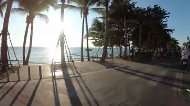 Montar en moto a lo largo del terraplén asiático de Jomtien. Tailandia. Pattaya — Vídeos de Stock