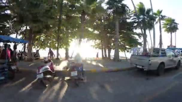 Jazda na motocyklu wzdłuż Azji nasyp Jomtien. Tajlandia. Pattaya — Wideo stockowe