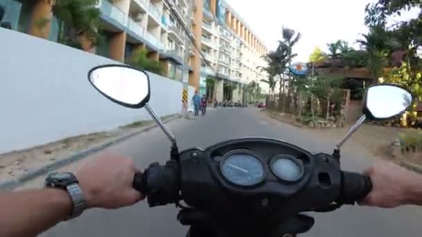 POV nézet a lovaglás motorkerékpár mentén az ázsiai közúti forgalom. Thaiföldön, Pattaya — Stock videók