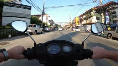 Asya trafik yol boyunca bir motosiklet sürme. Tayland, Pattaya