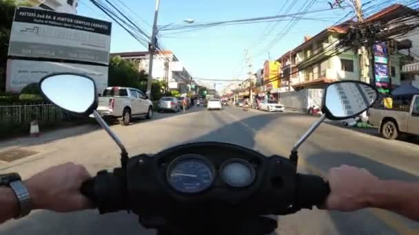 Rider på en motorcykel längs den asiatiska vägtrafiken. Thailand, Pattaya — Stockvideo