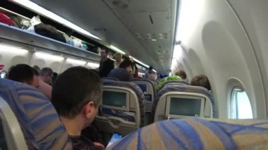 Uçak kalkış sırasında halkı ile yolcu kabini