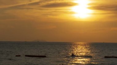 Deniz ve displacer üzerinde Balık tutma bir adam silüeti üzerinde gün batımı. Pattaya, Tayland