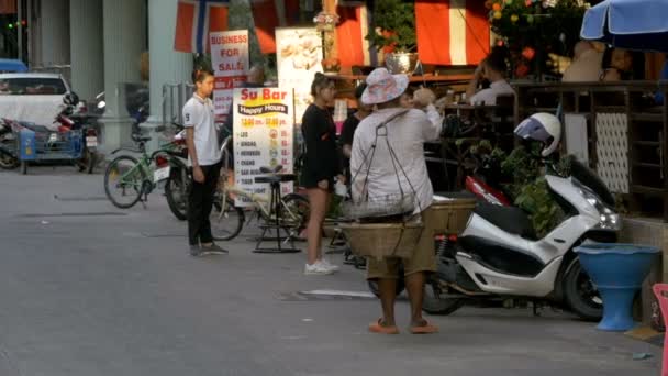 Thailands gator. Folk åker motorcykel. Vägkaféer och restauranger. Havskräfta — Stockvideo