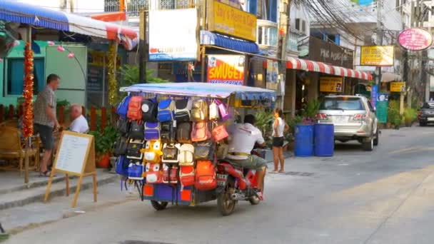 Магазин на колесах едет по улице Таиланда на мотоцикле, Паттайя . — стоковое видео
